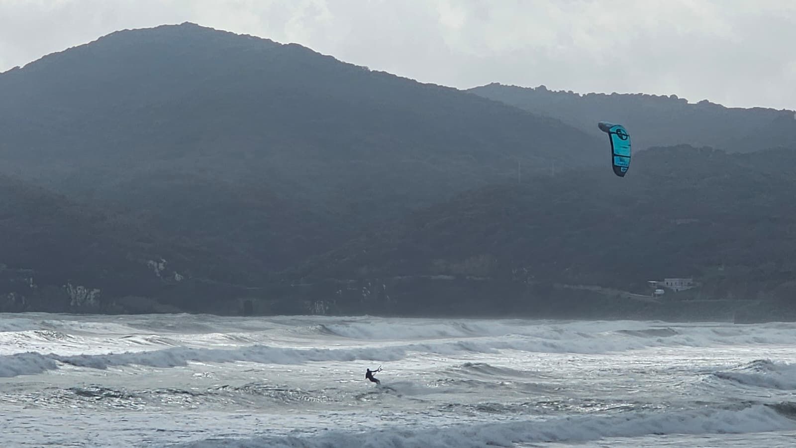 Un temporal de viento en la playa de Getares.