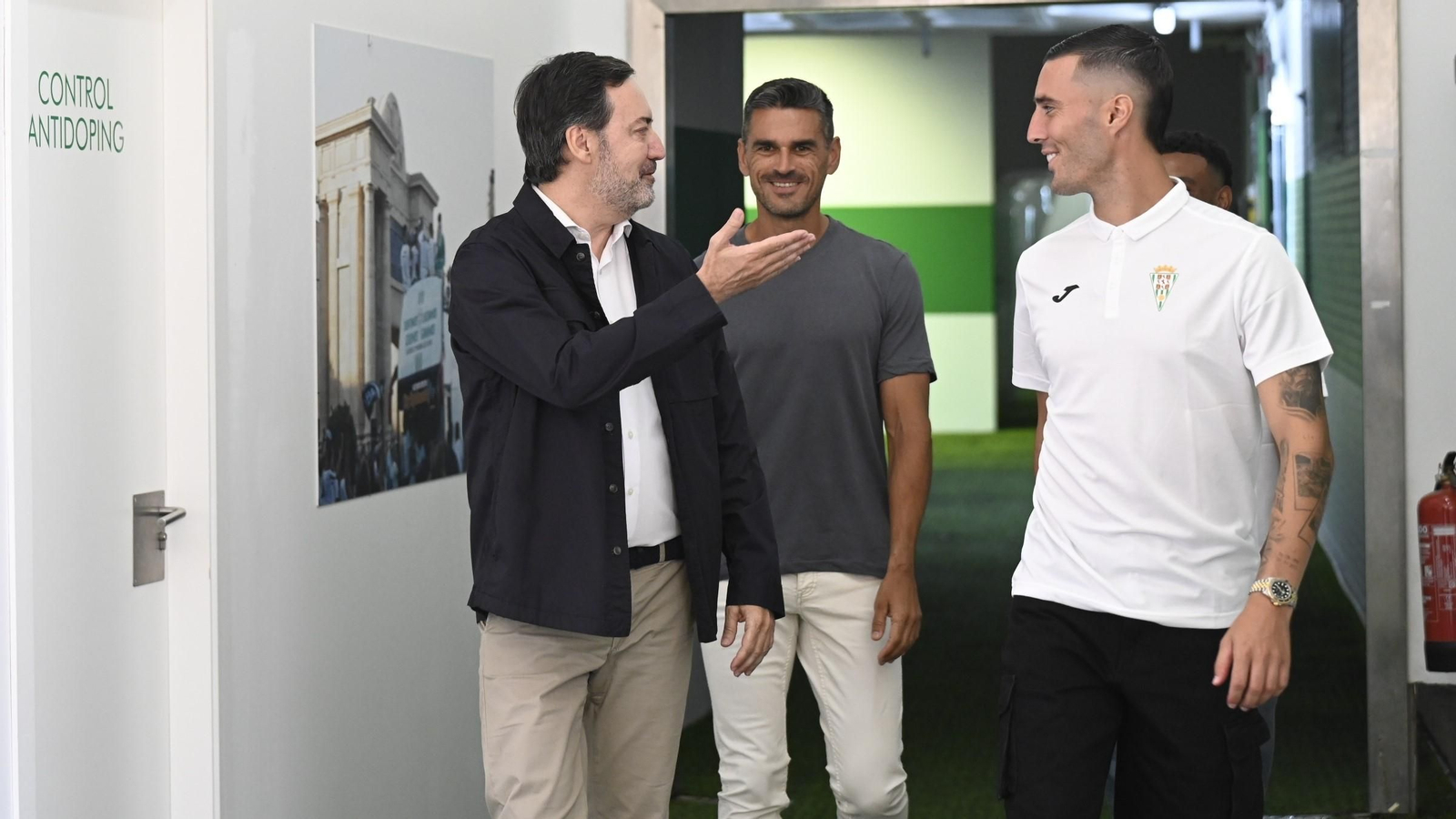 Antonio Fernández Monterrubio y Juanito acompañan a Guardiola y Dalisson en su presentación como jugadores del Córdoba CF.