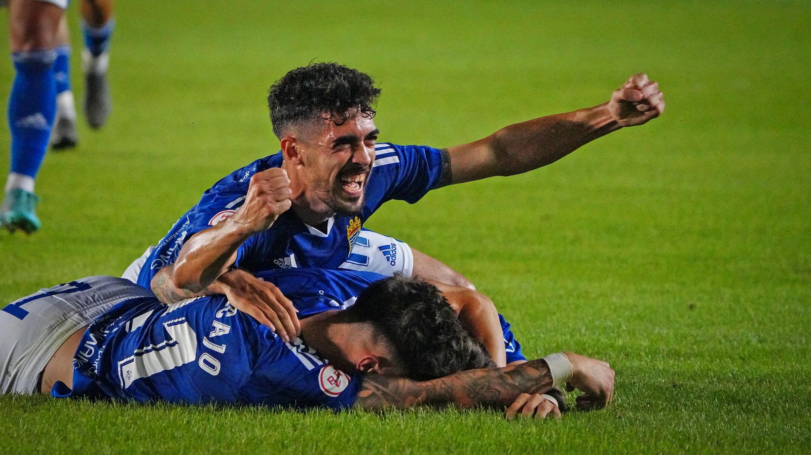 Iván Navarro y Cascajo  celebran un gol al Ayamonte.