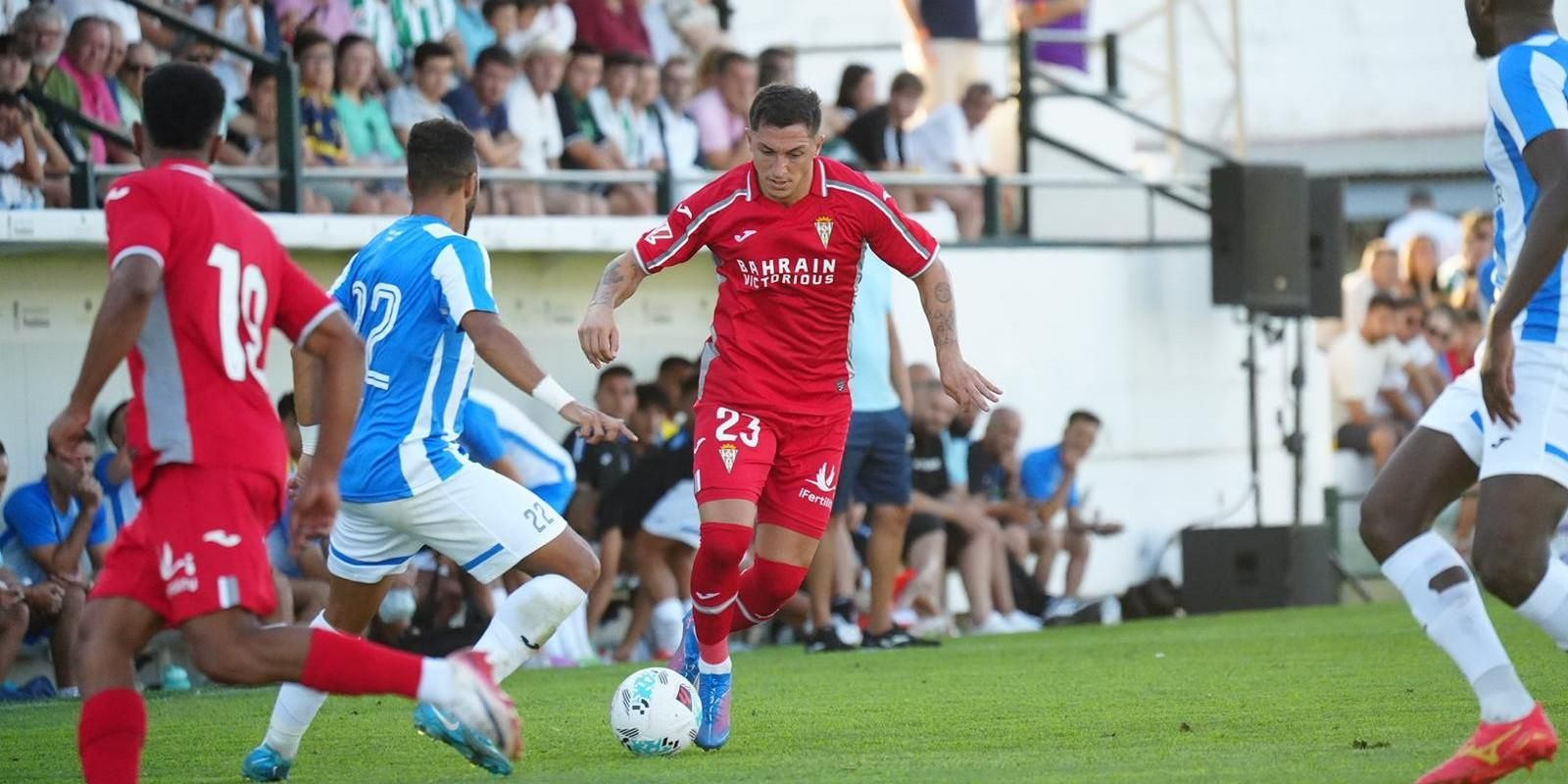 Carracedo conduce el balón en el partido amistoso entre el Córdoba CF y el Ittihad Riadi en Pozoblanco.