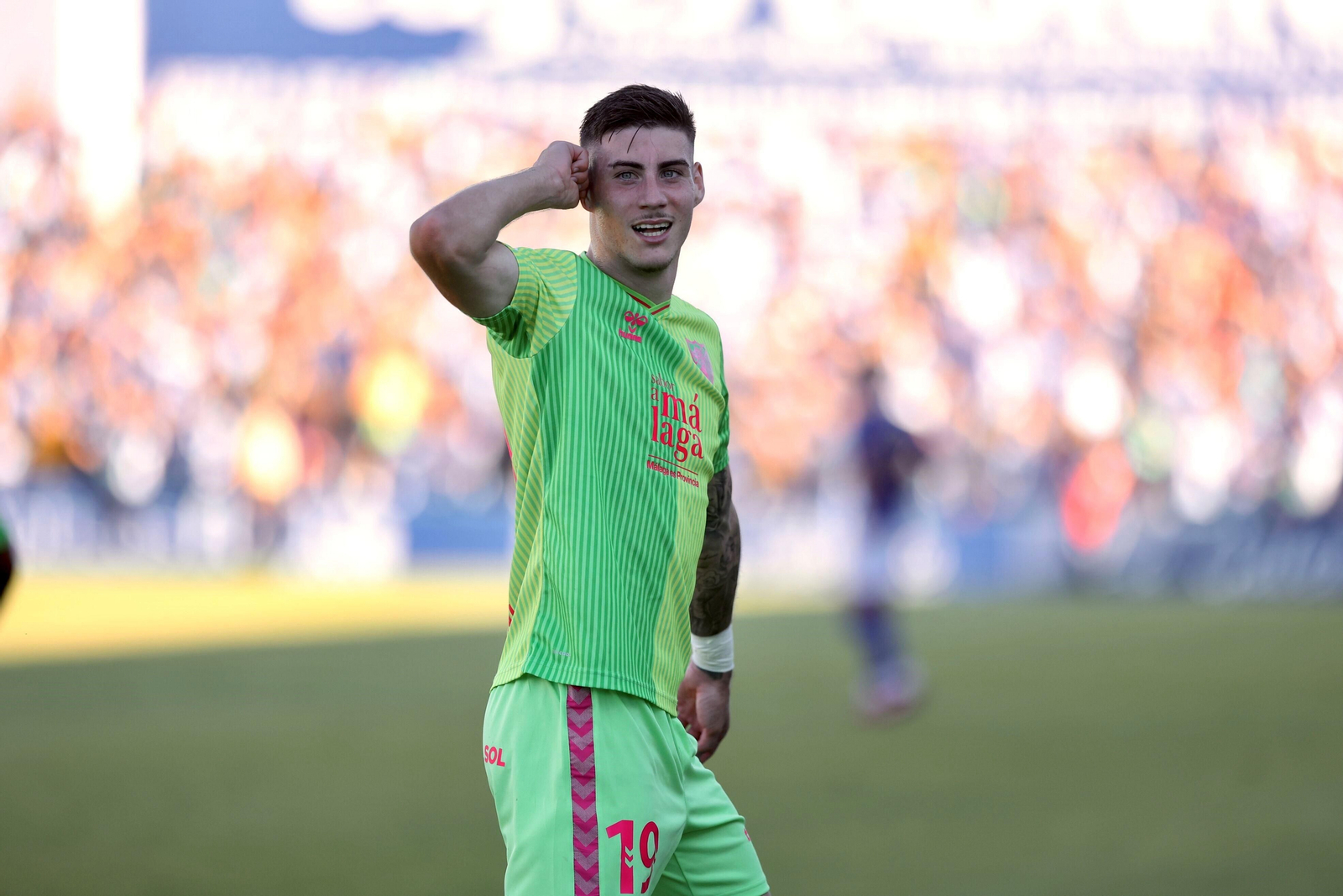 Roberto celebra un gol. Roberto celebra un gol.