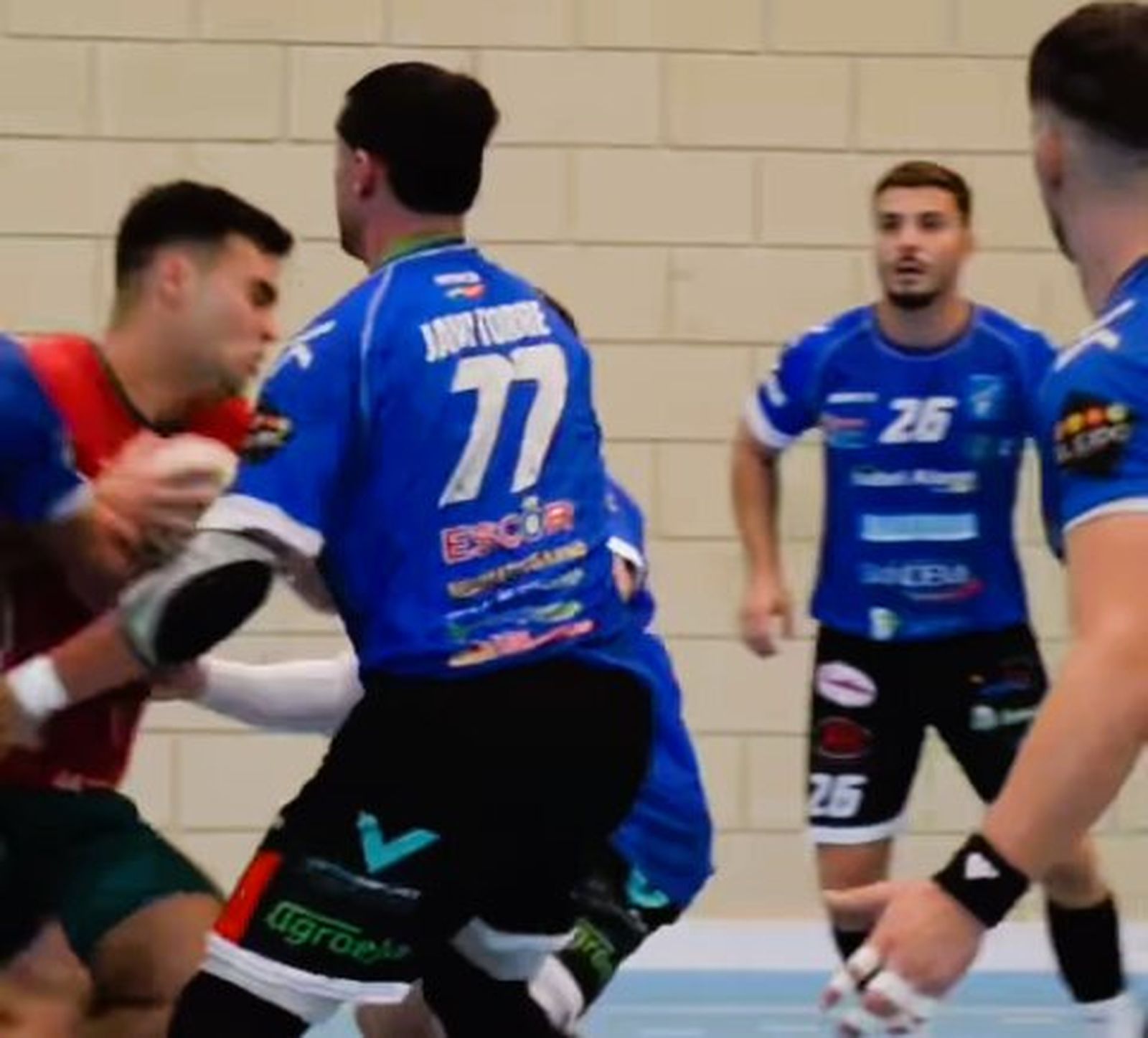 Un jugador del conjunto canterano-sureño trata de cortar un ataque rival en un partido de esta temporada.