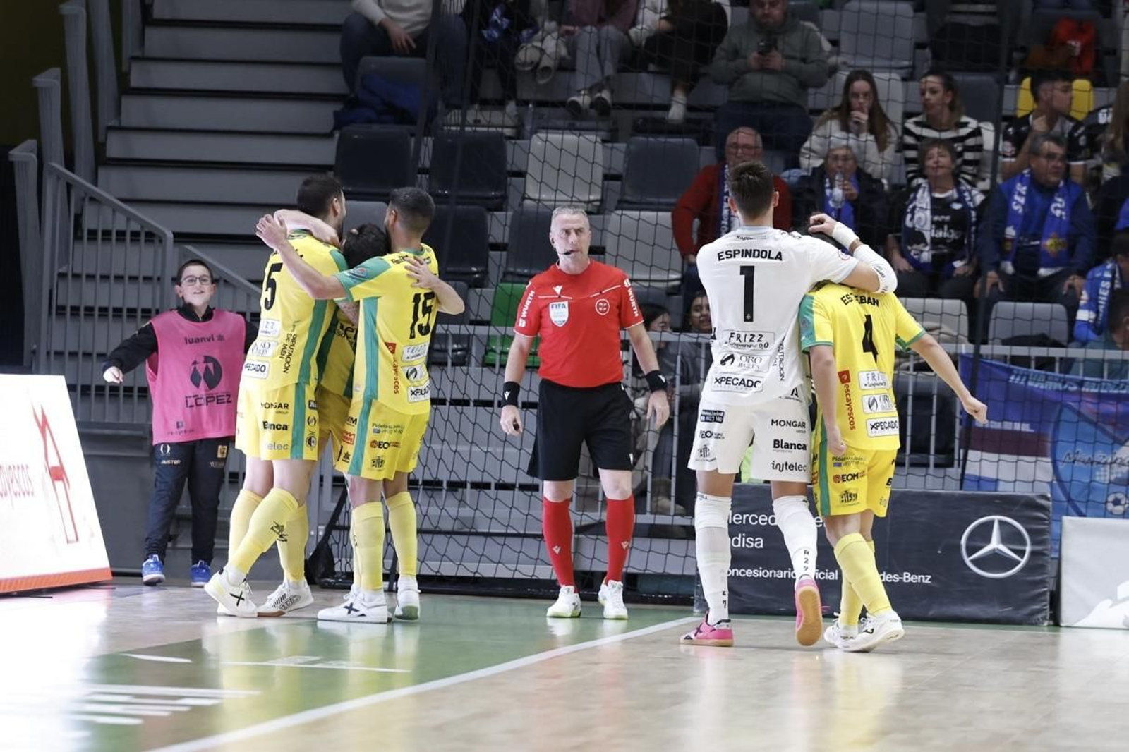 Los amarillos celebran el tanto de Dani Zurdo.