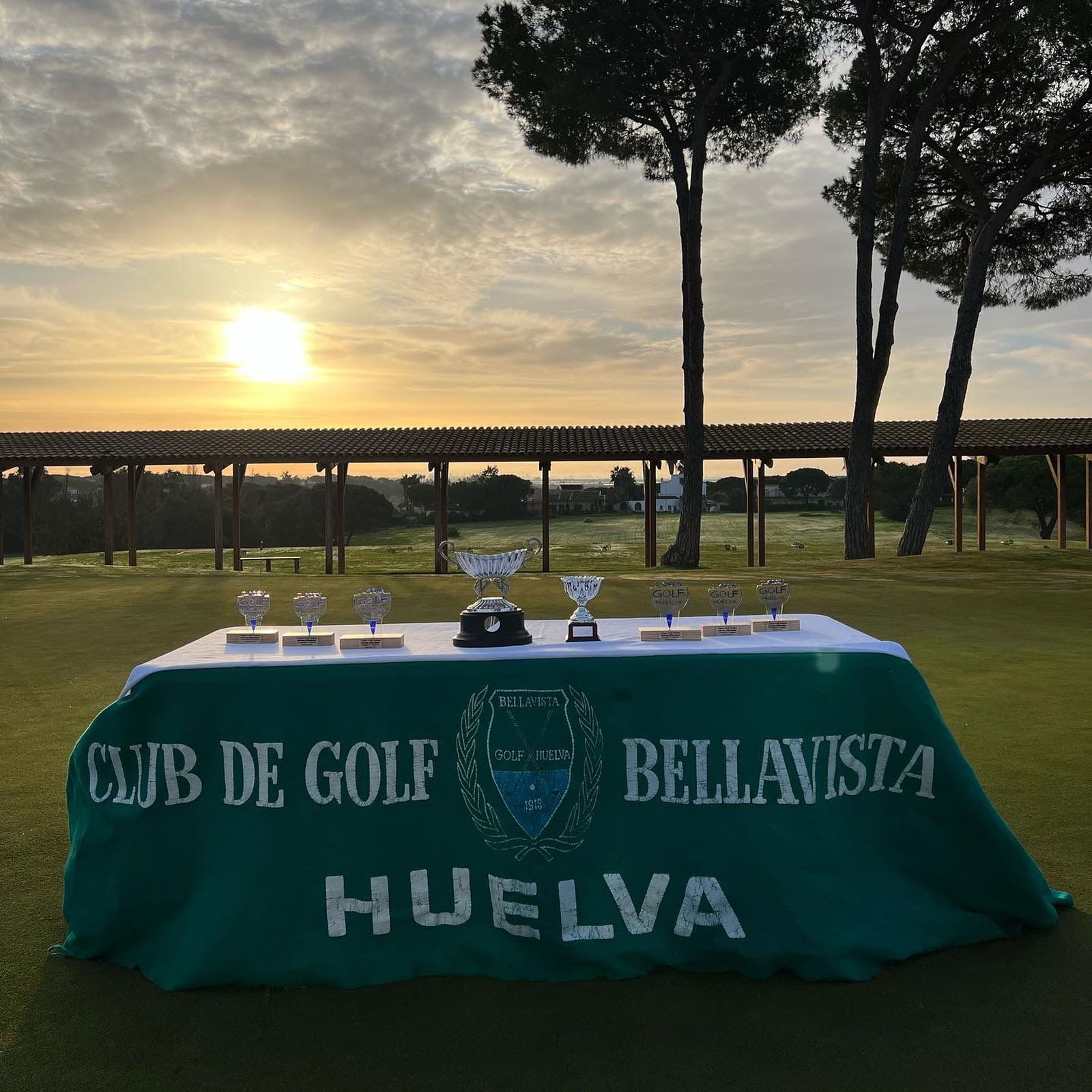 Trofeos expuestos en el club de golf de Bellavista.