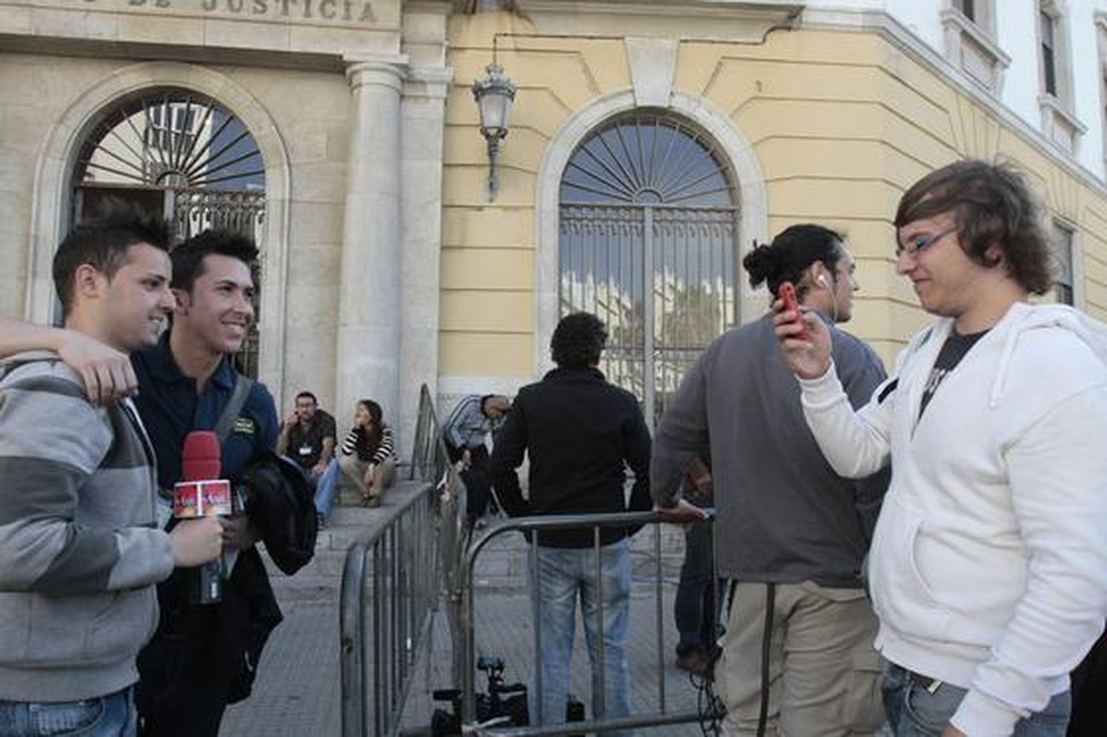Prensa del corazón y curiosos aguardan en la puerta de la audiencia a los acusados en el segundo día del juicio por la ´Operación Karlos´. 

Foto: Lourdes de Vicente