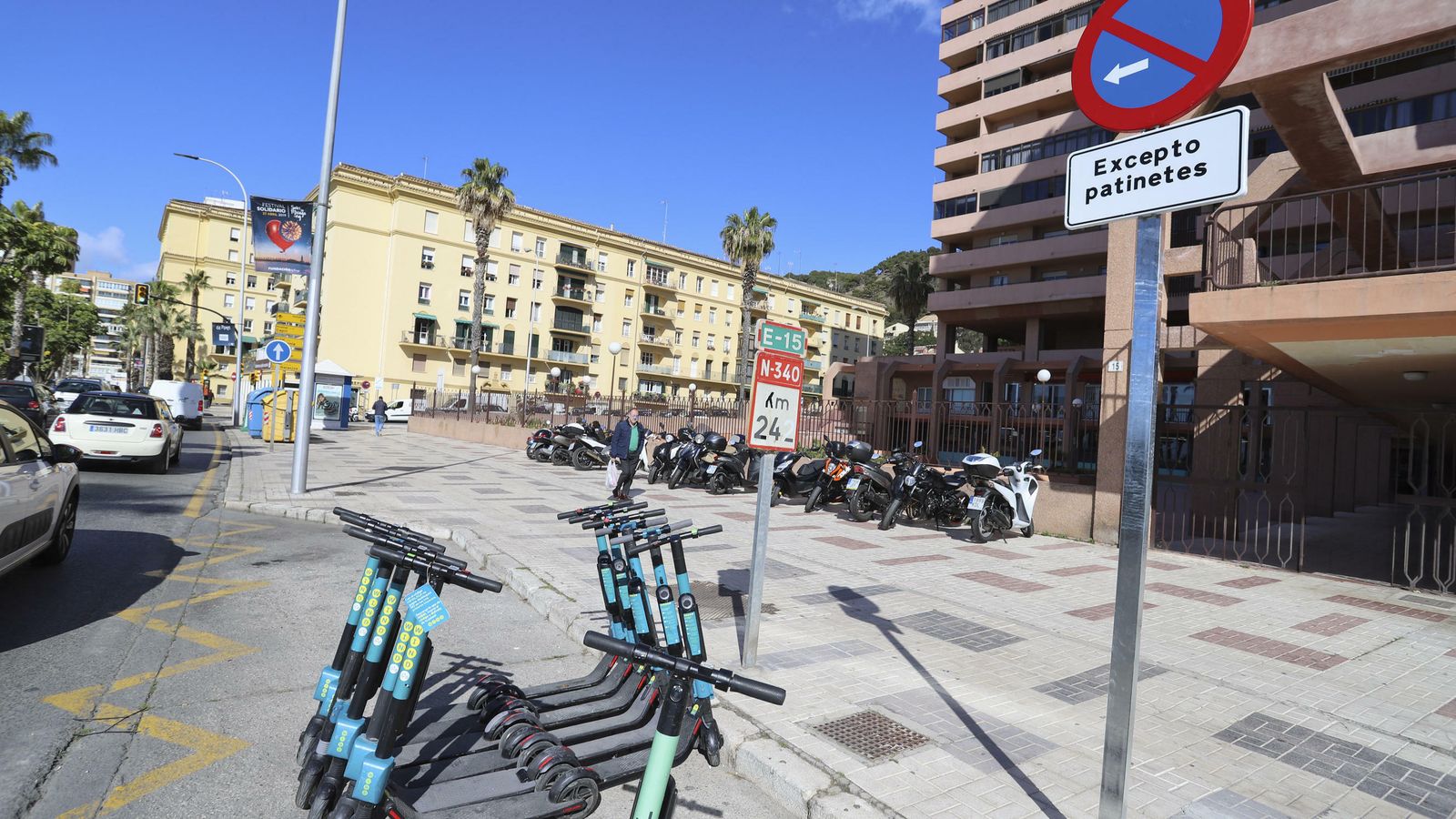 Varios patinetes bien estacionados en uno de los emplazamientos delimitado por el Ayuntamiento.