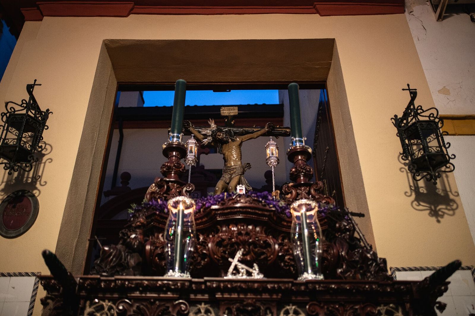 El Cristo de la Vera Cruz saliendo de su capilla.