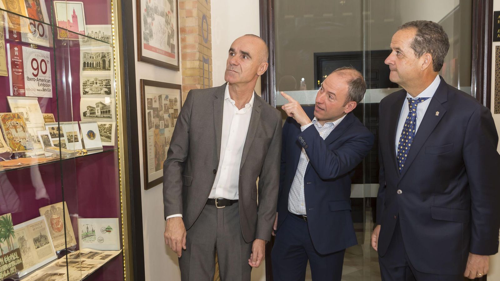 El delegado de Turismo del Ayuntamiento de Sevilla, Antonio Muñoz, ha participado en la inauguración de la exposición.