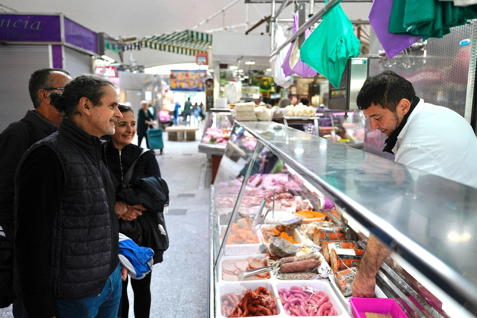 Un comerciante del mercado cuenta a Haro que, la víspera de su llegada, el Consistorio de Algeciras cambió la placa sobre su abuelo.