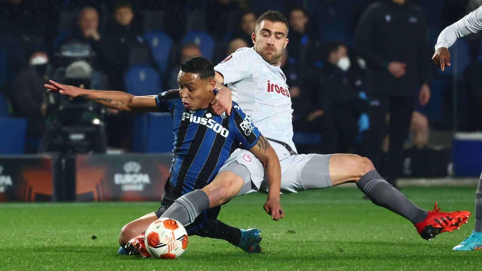 Sokratis intenta frenar a Muriel.