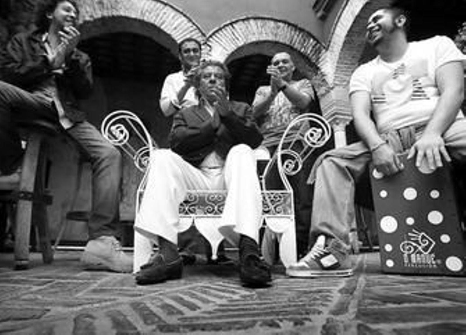 'El Torta' rodeado por algunos de los artistas del espectáculo ayer en el 'Bereber'.