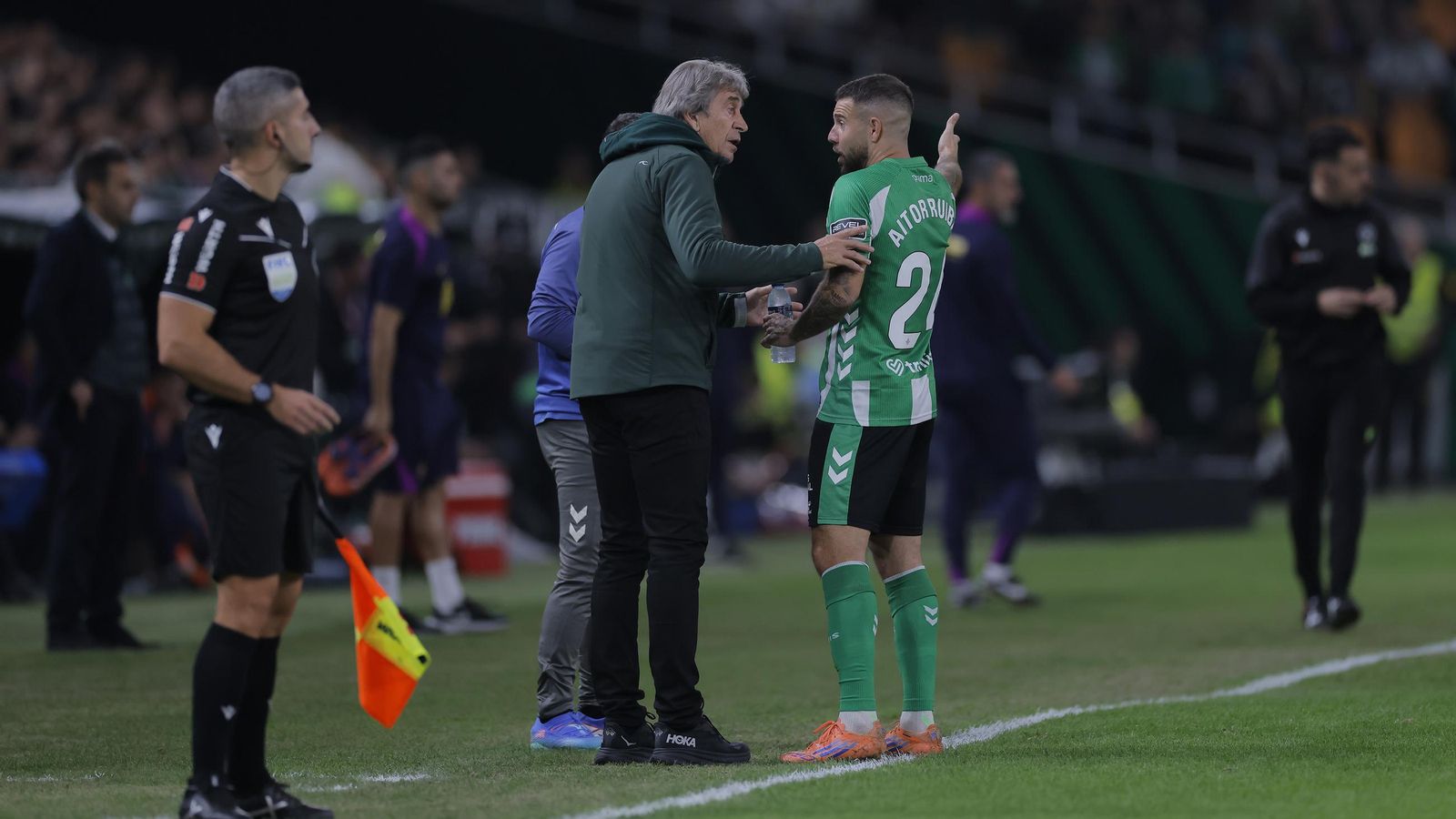 Manuel Pellegrini dialoga en la banda con Aitor Ruibal.