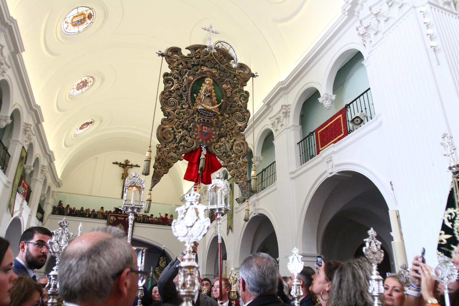 La Hermandad de Huelva se presenta ante la Virgen del Rocío en su peregrinación a la aldea almonteña