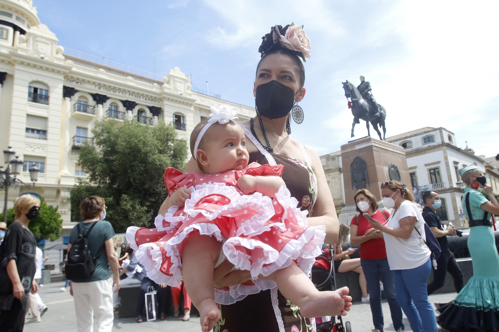 La quedada de las mujeres cordobesas vestidas de flamencas, en imágenes