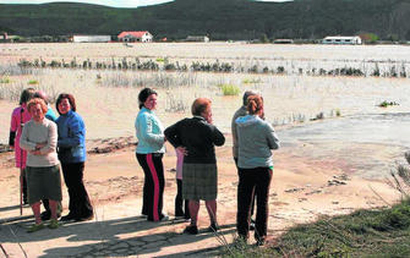 Un grupo de mujeres contempla los efectos de la riada.