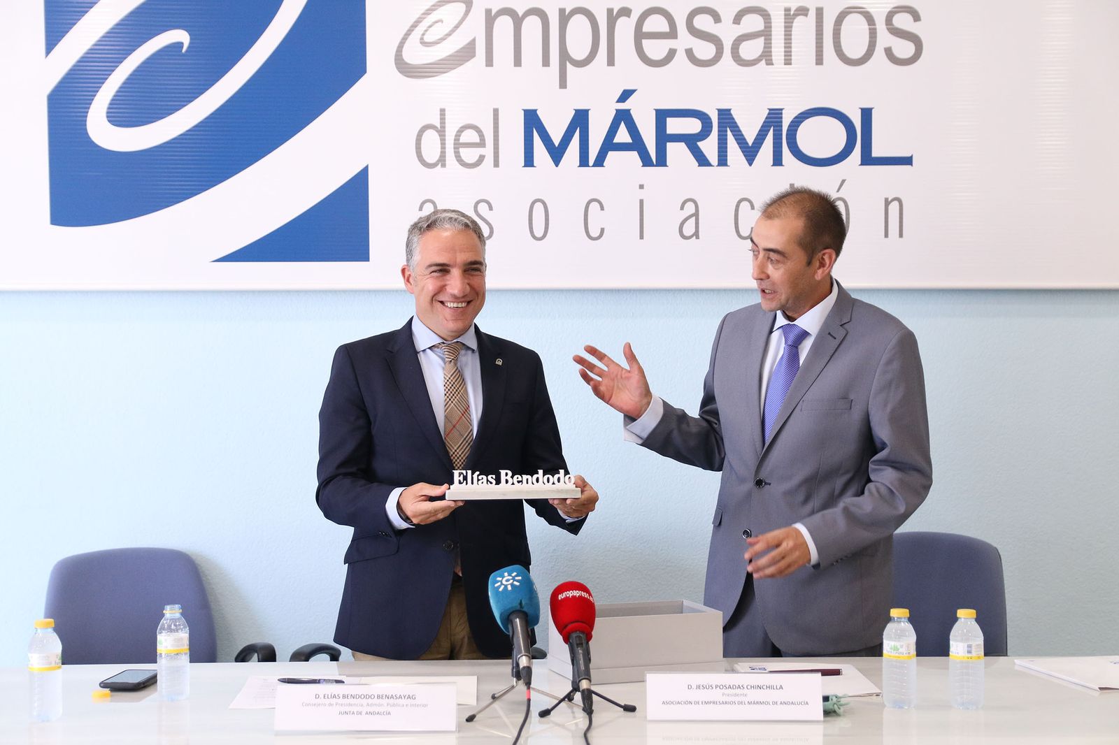 Las imágenes de la visita de Bendodo a Cosentino y la firma de la adenda con Extenda y la AEMA