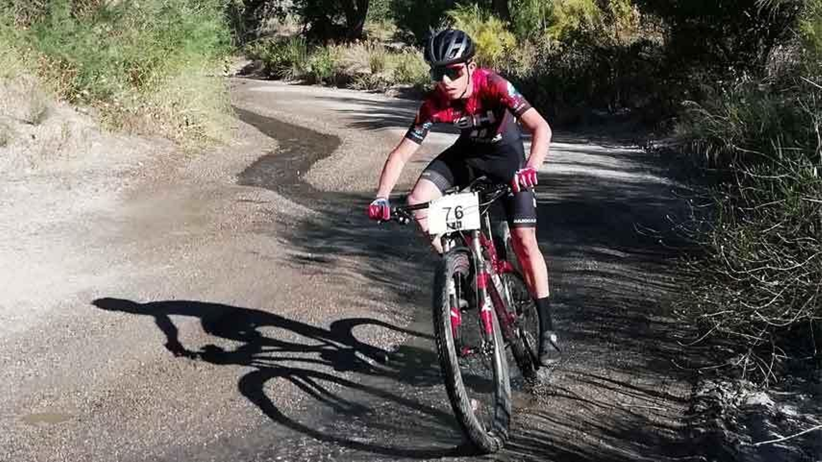 El ciclista Miguel Maestra a su paso por uno de los tramos del circuito de la prueba de Serón.