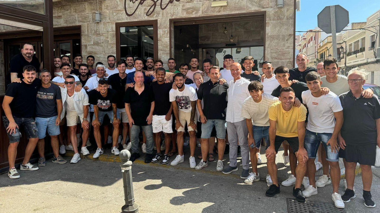 La plantilla de la Balona, a las puertas del restaurante DeCosta