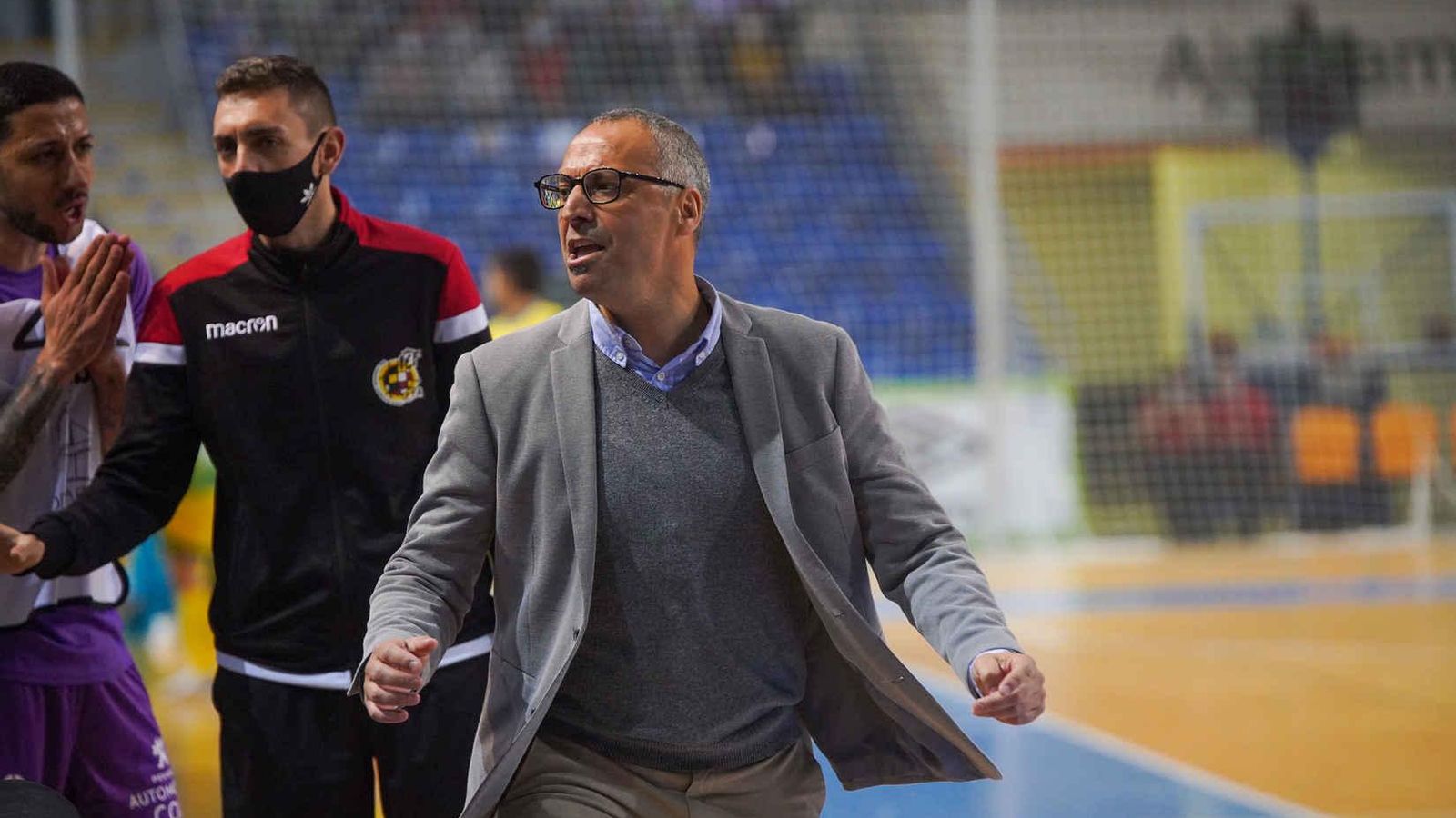 El técnico jerezano protesta una acción en un partido de Liga.