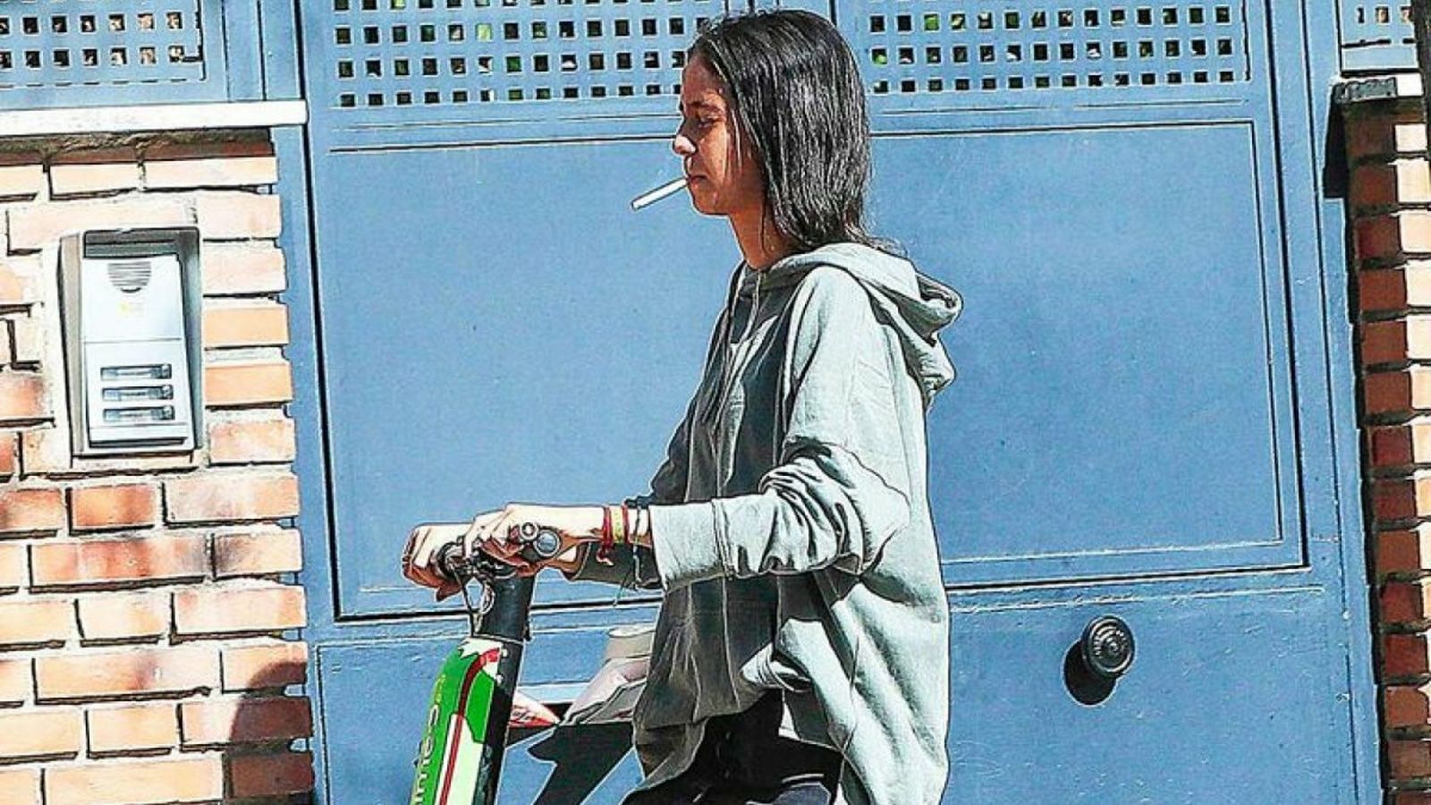 Fumando mientras pasea por Madrid.