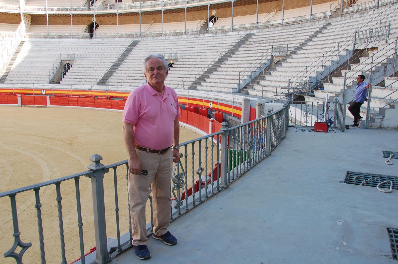 José Moreno Gómez 'Pepito' contempla los preparativos que se realizan en la Plaza de Toros de Granada para la Feria Taurina del Corpus.