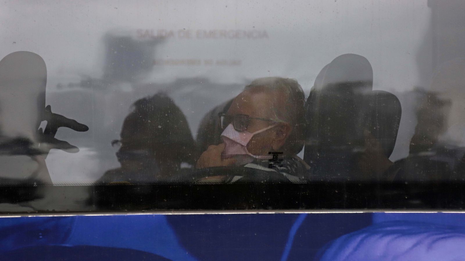 Fotos del traslado a La Línea de los 27 ancianos de la residencia de Alcalá del Valle