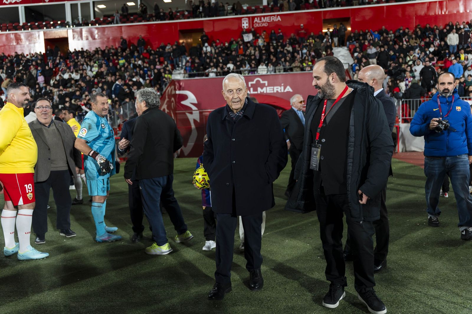 Fotogalería del partido homenaje a Guillermo Blanes entre los veteranos de la UD Almería y el FC Barcelona