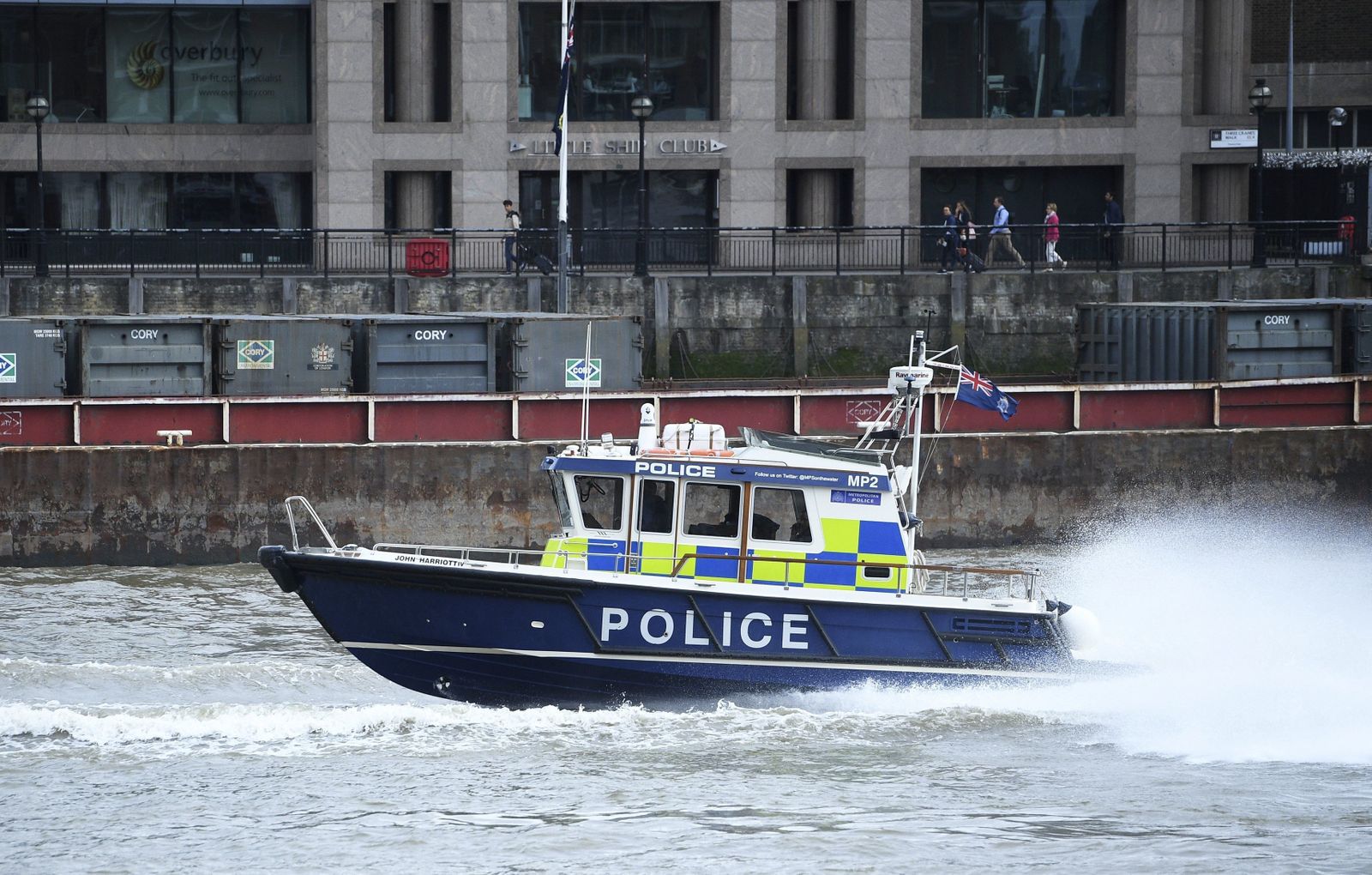 Una embarcación policial patruyando el río Támesis.