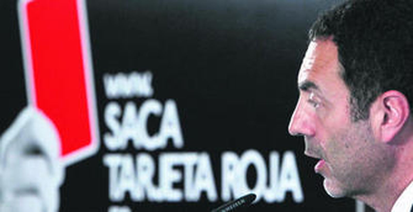 El delegado para la Violencia de Género, Miguel Lorente, junto al cartel de una campaña contra esta lacra social.