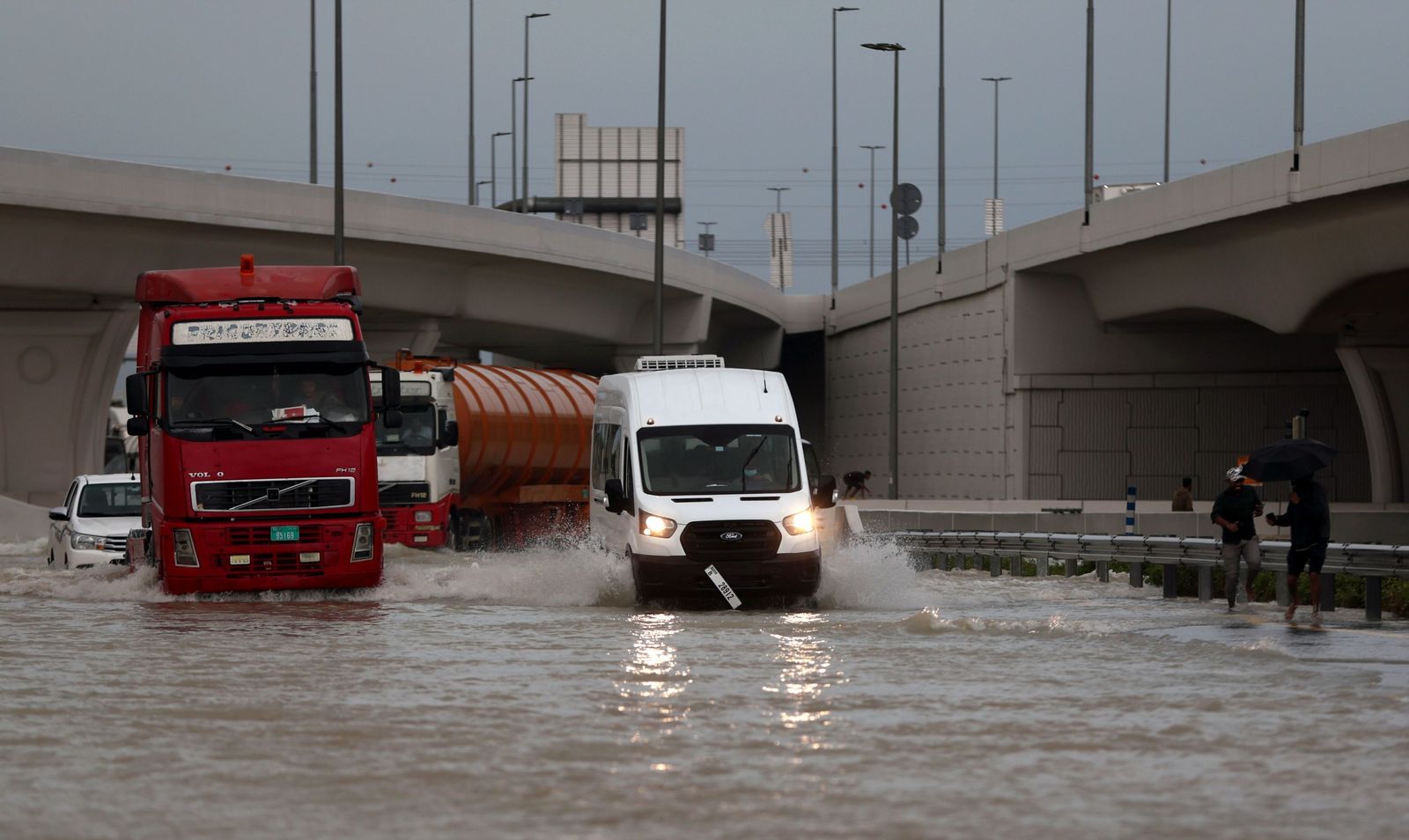 Las terribles y devastadoras lluvias en Emiratos Árabes Unidos