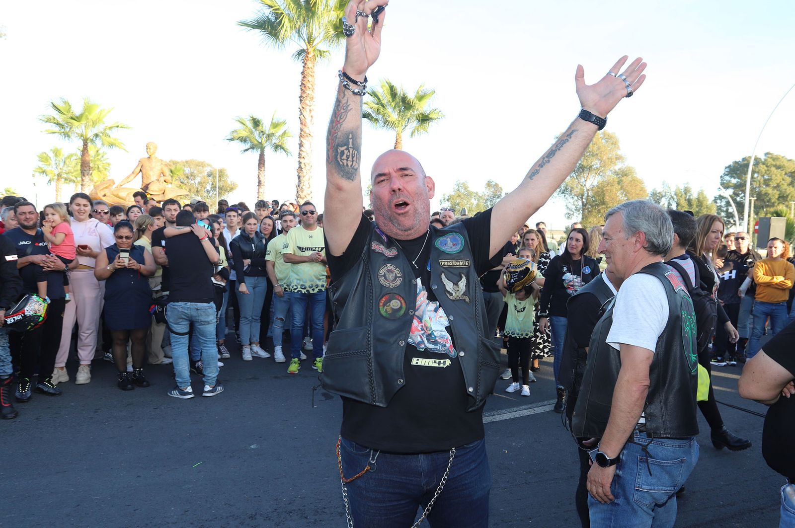 Imágenes del monumento a Súper Hugo en la rotonda frente al Nuevo Colombino