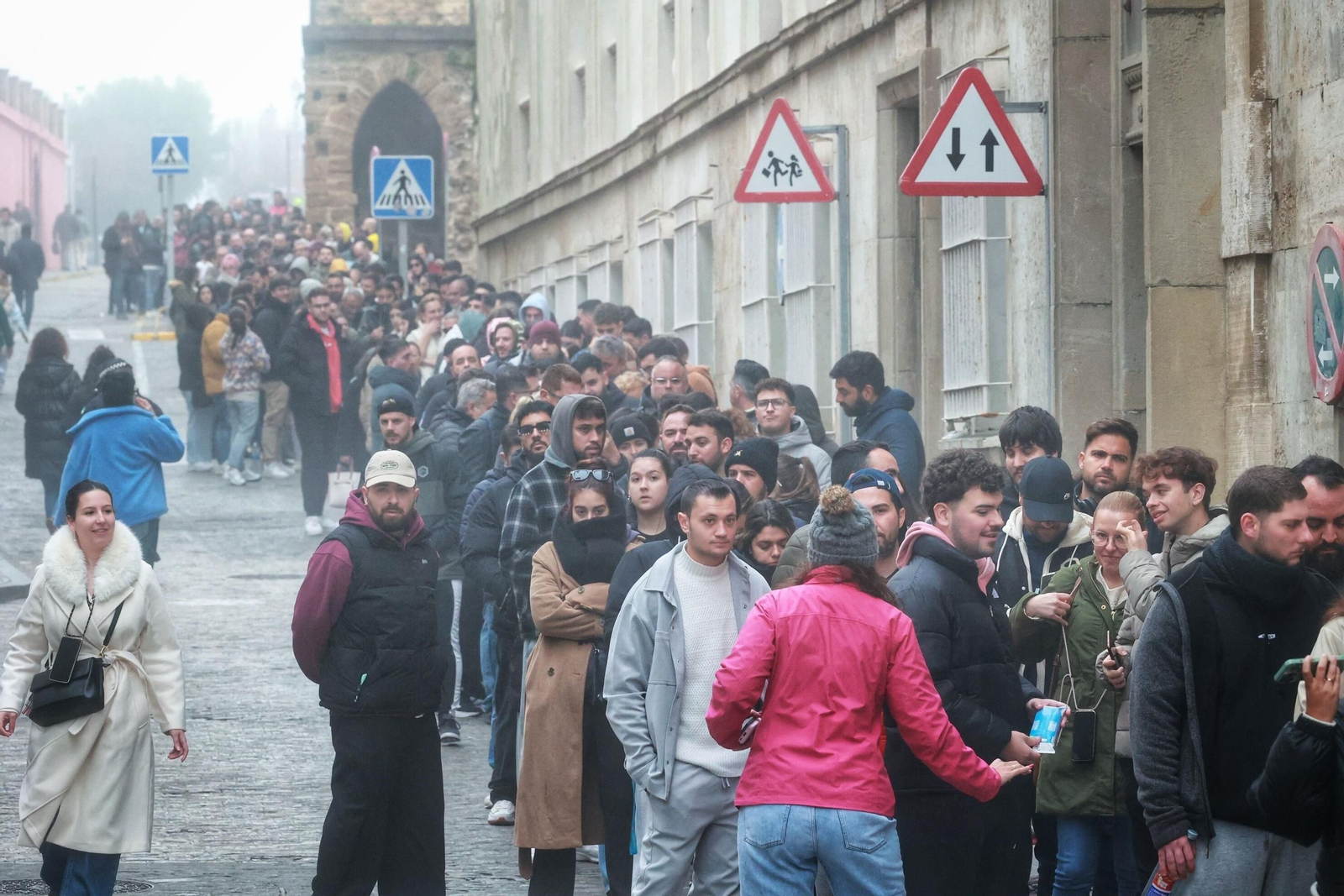 Importantes colas en la venta de entradas de preliminares para el COAC 2025.