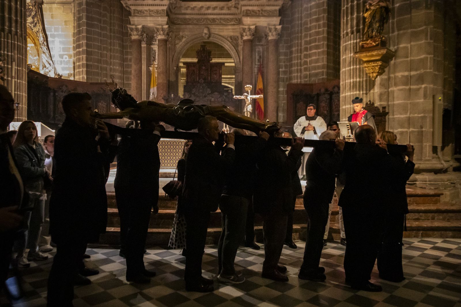 Así fue el viacrucis del Cristo de la Viga por el interior de la Catedral de Jerez