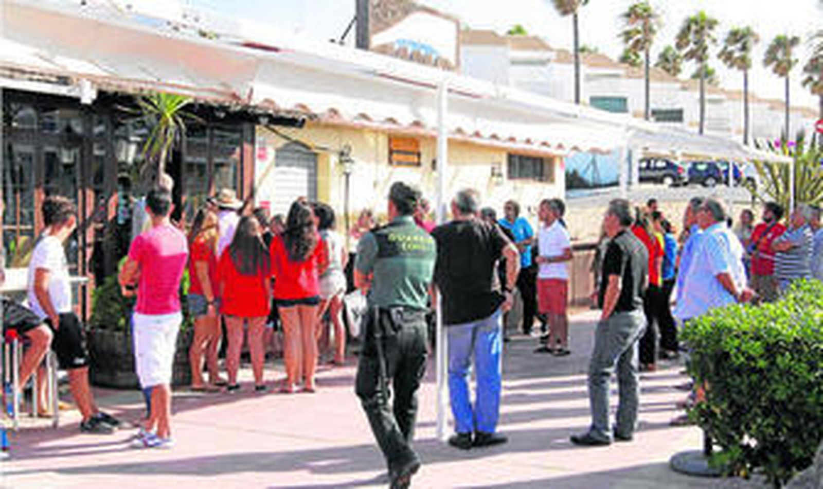 Trabajadores, familiares, hosteleros de la playa y la Guardia Civil, ayer a las puertas del negocio situado en el paseo marítimo.