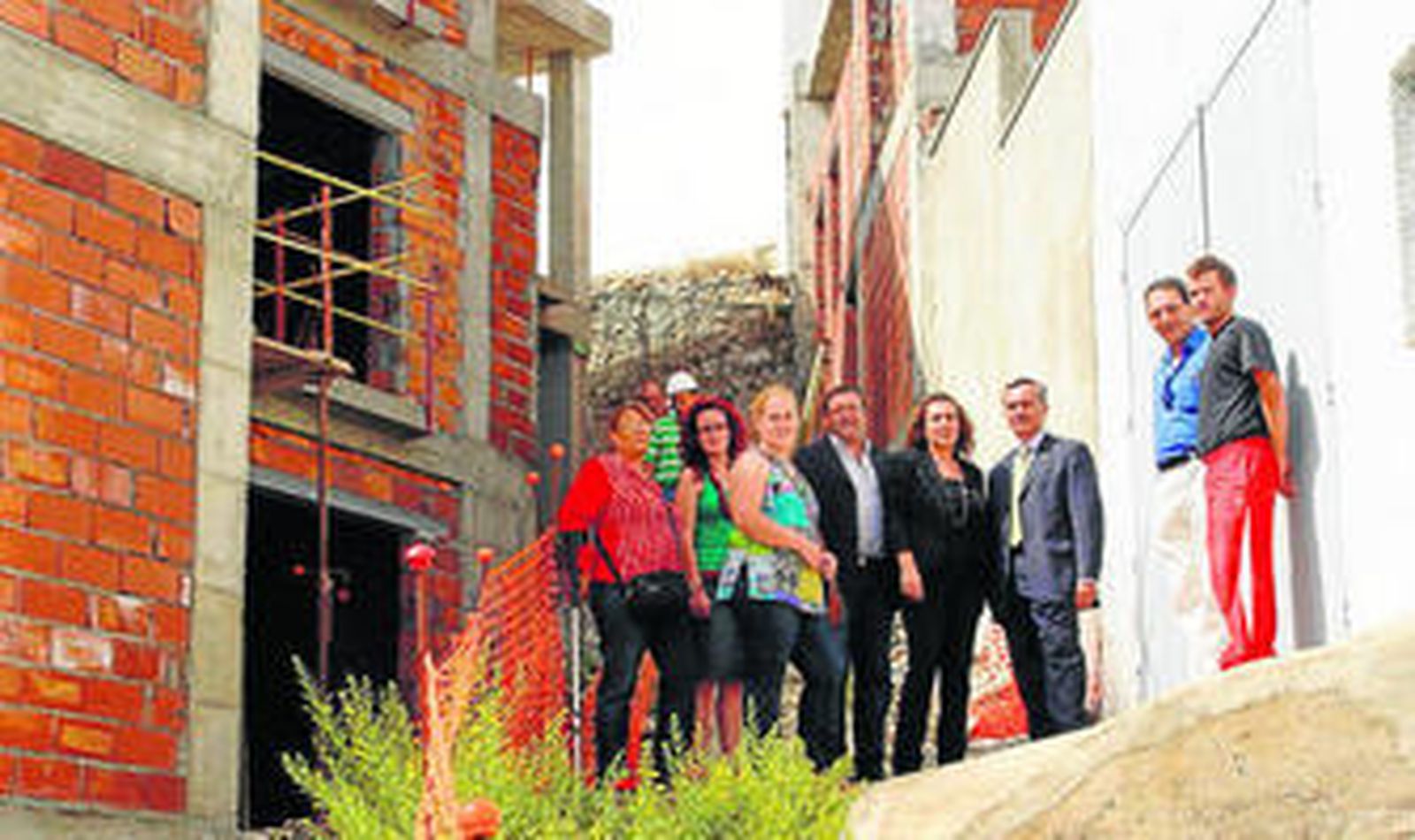 Usero junto a la alcaldesa, el diputado de Vivienda y varios vecinos de Uleila del Campo visitaron la promoción de viviendas protegidas.