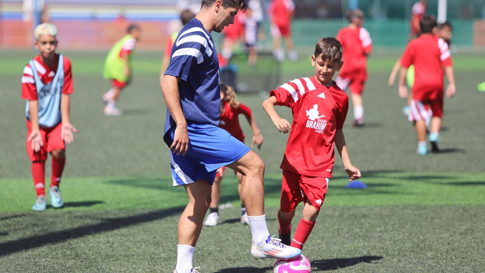 La visita de Brahim Díaz a su campus, en fotos