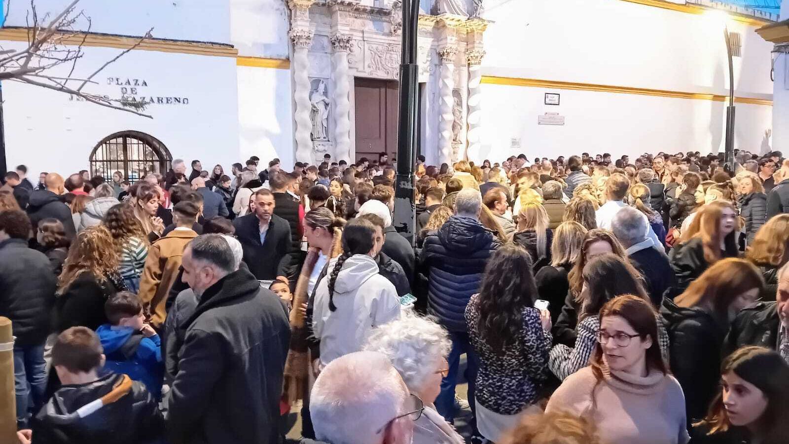 Público esperando en la Plaza de Jesús Nazareno.