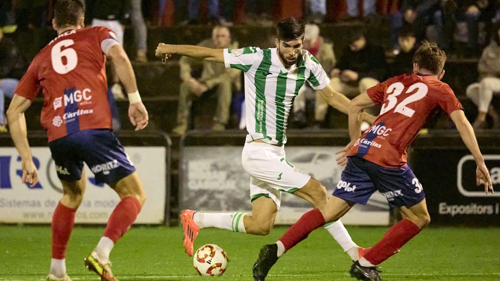 Théo Zidane intenta marcharse de dos rivales en el Olot - Córdoba CF.