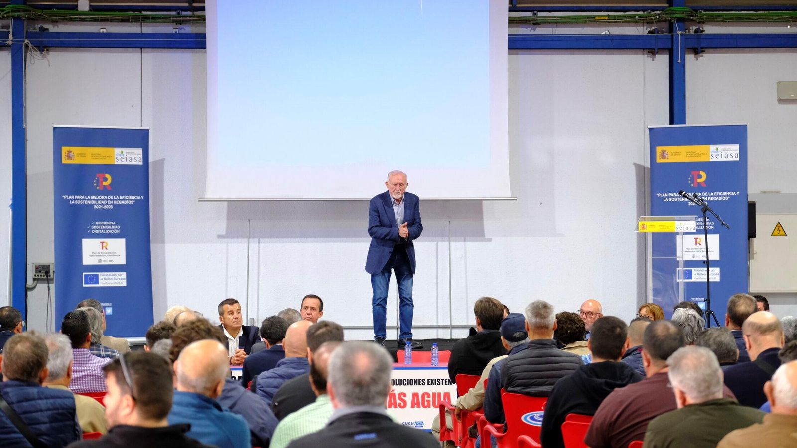 Antonio López, presidente de la CUCN, dirigiéndose a los agricultores.