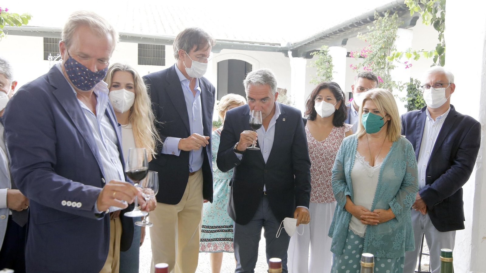 Elías Bendodo visita la viña de Pedro Ximenez de González Byass
