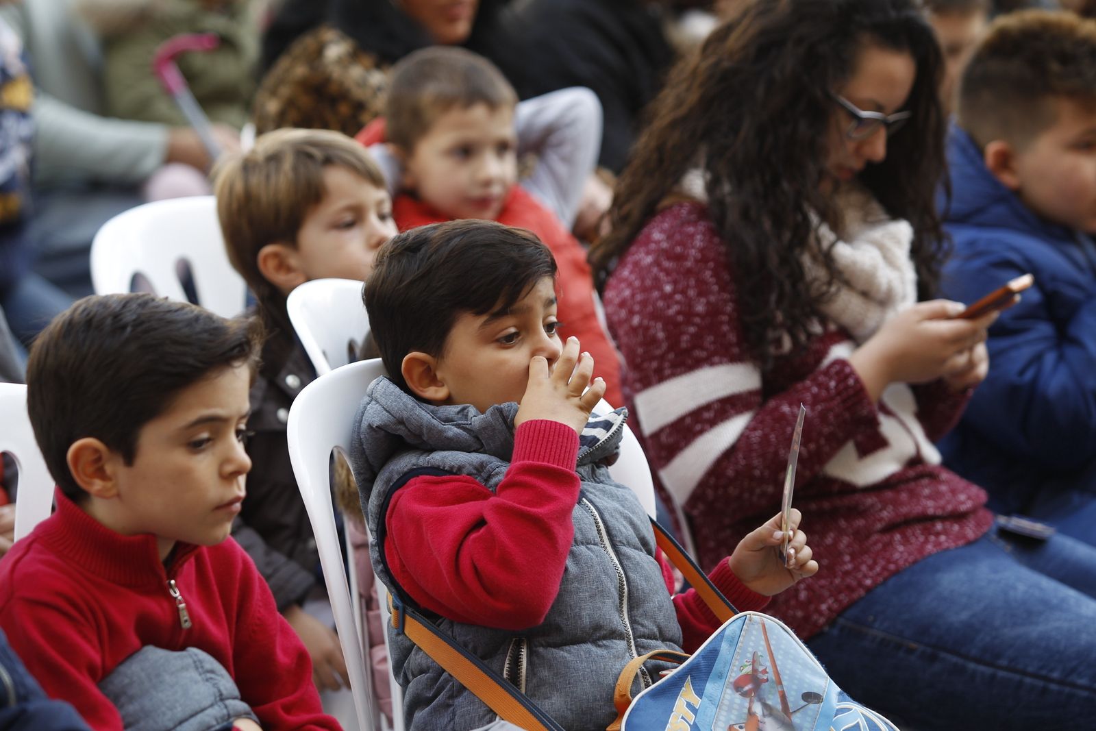 La Plaza de la Catedral se llena de música, títeres y multitud de niños