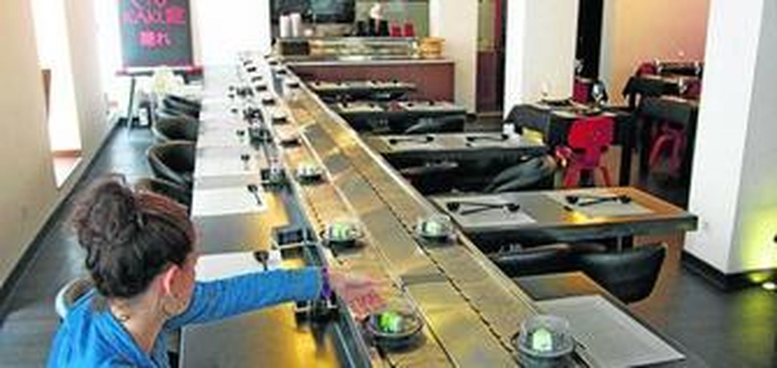 1, 2 y 3. La cinta transportadora de sushi ofrece al cliente de Kakure, que se sirve los platos según van pasando, una experiencia al más puro estilo japonés. 4. Tanto los platos como la decoración del restaurante son fieles a la gastronomía tradicional japonesa.