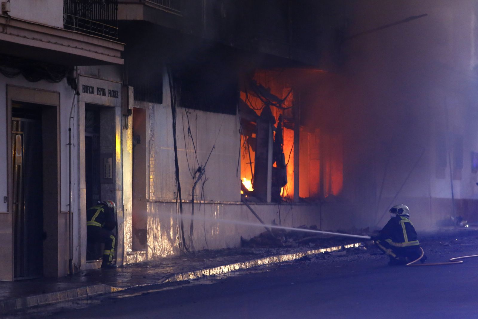 Incendio de un edificio de 18 viviendas en Ronda, en fotos