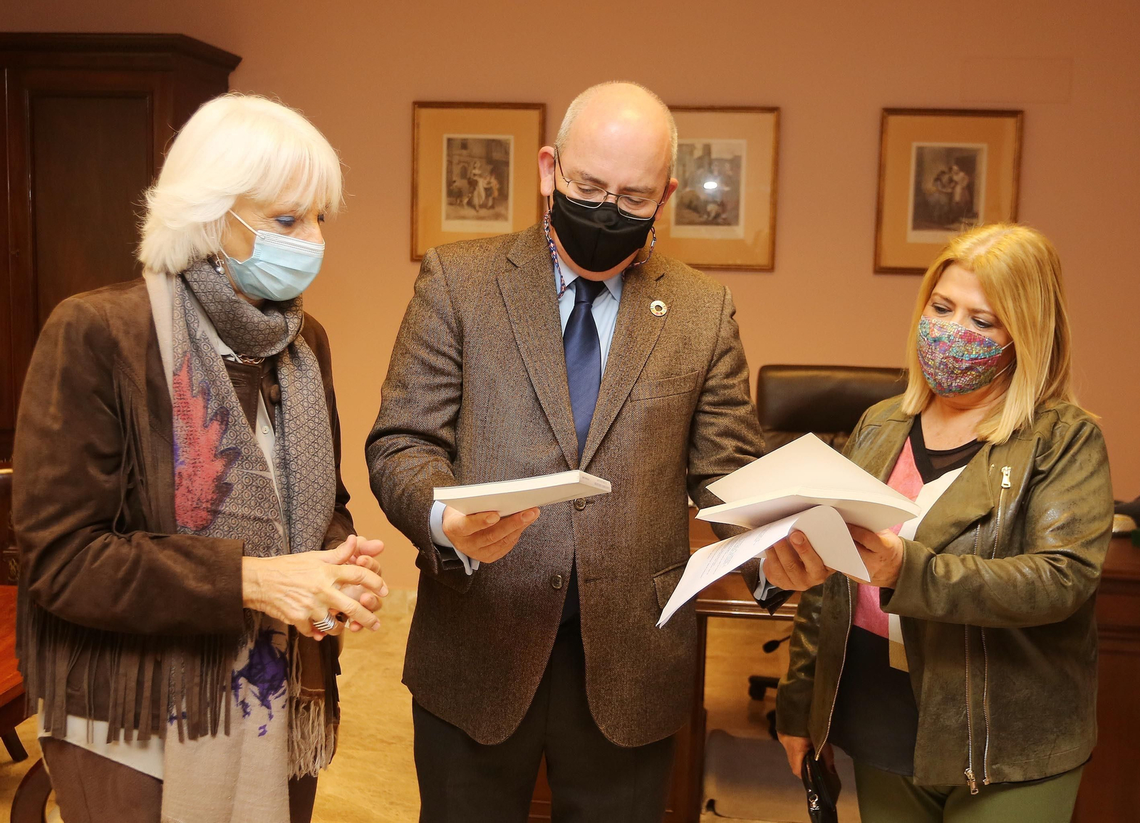 Teófila Martínez, Javier Sánchez Rojas y Mamen Sánchez, en la Cámara de Comercio.
