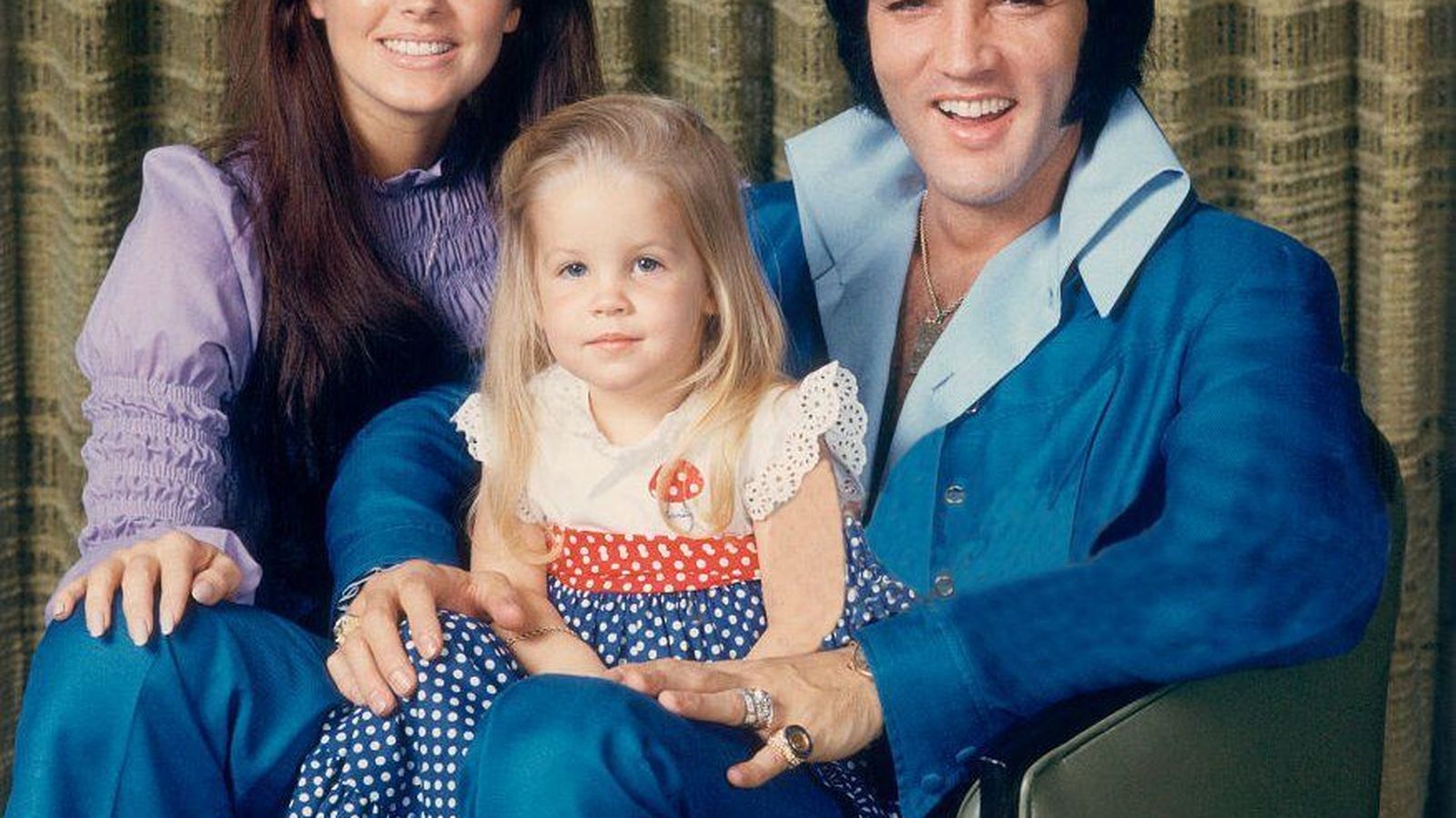 Lisa entre sus padres, Priscilla y Elvis, de pequeña