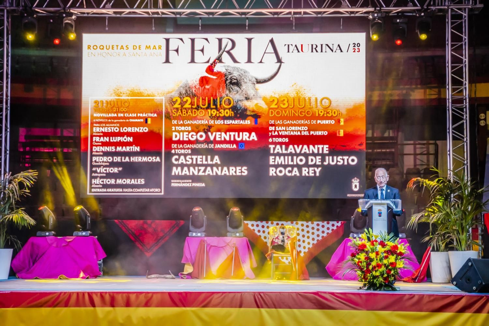 El alcalde roquetero, Gabriel Amat, presenta los carteles de la feria taurina de Santa Ana.