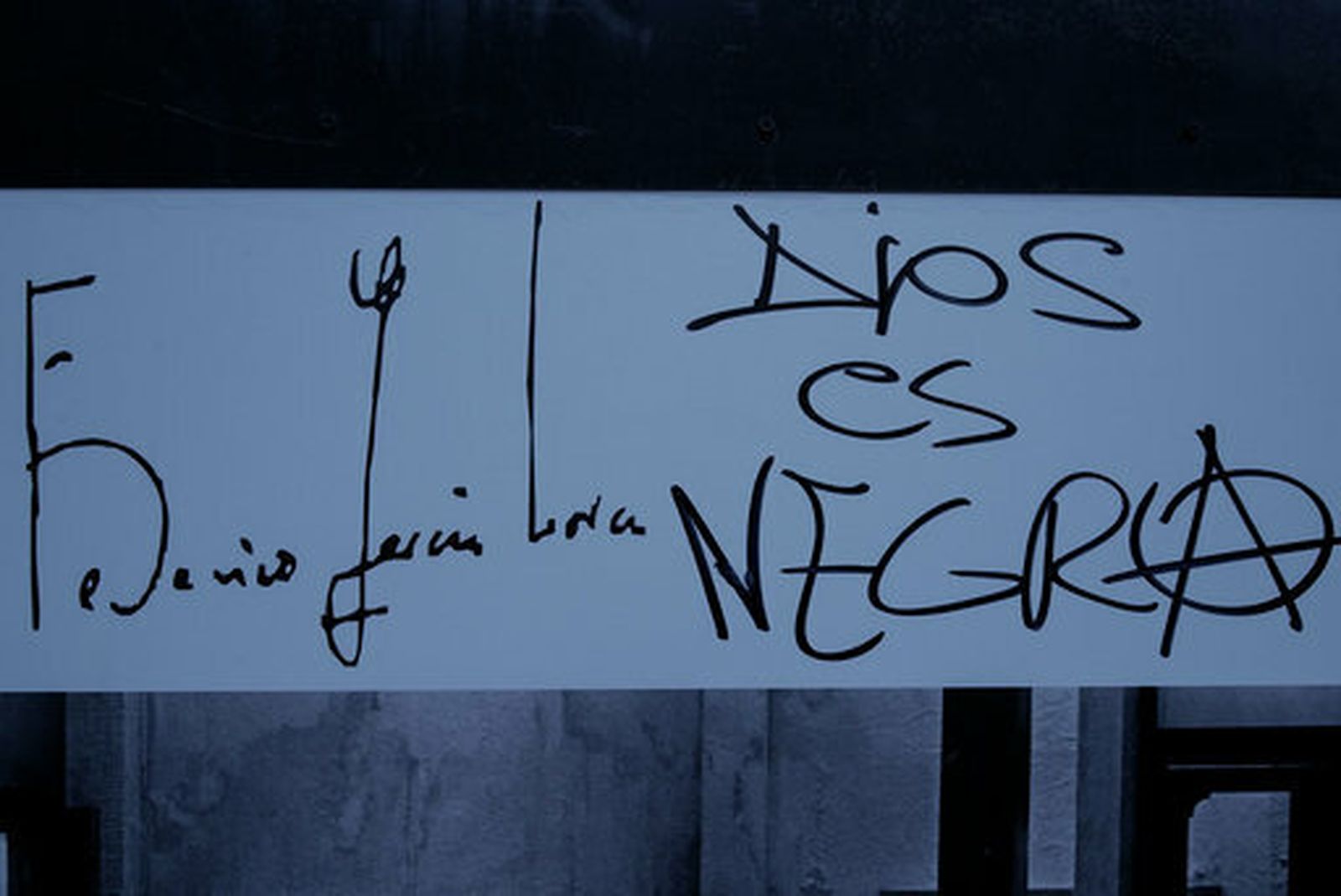 Pintadas antisistema en la exposición de Lorca en la Fuente de las Batallas