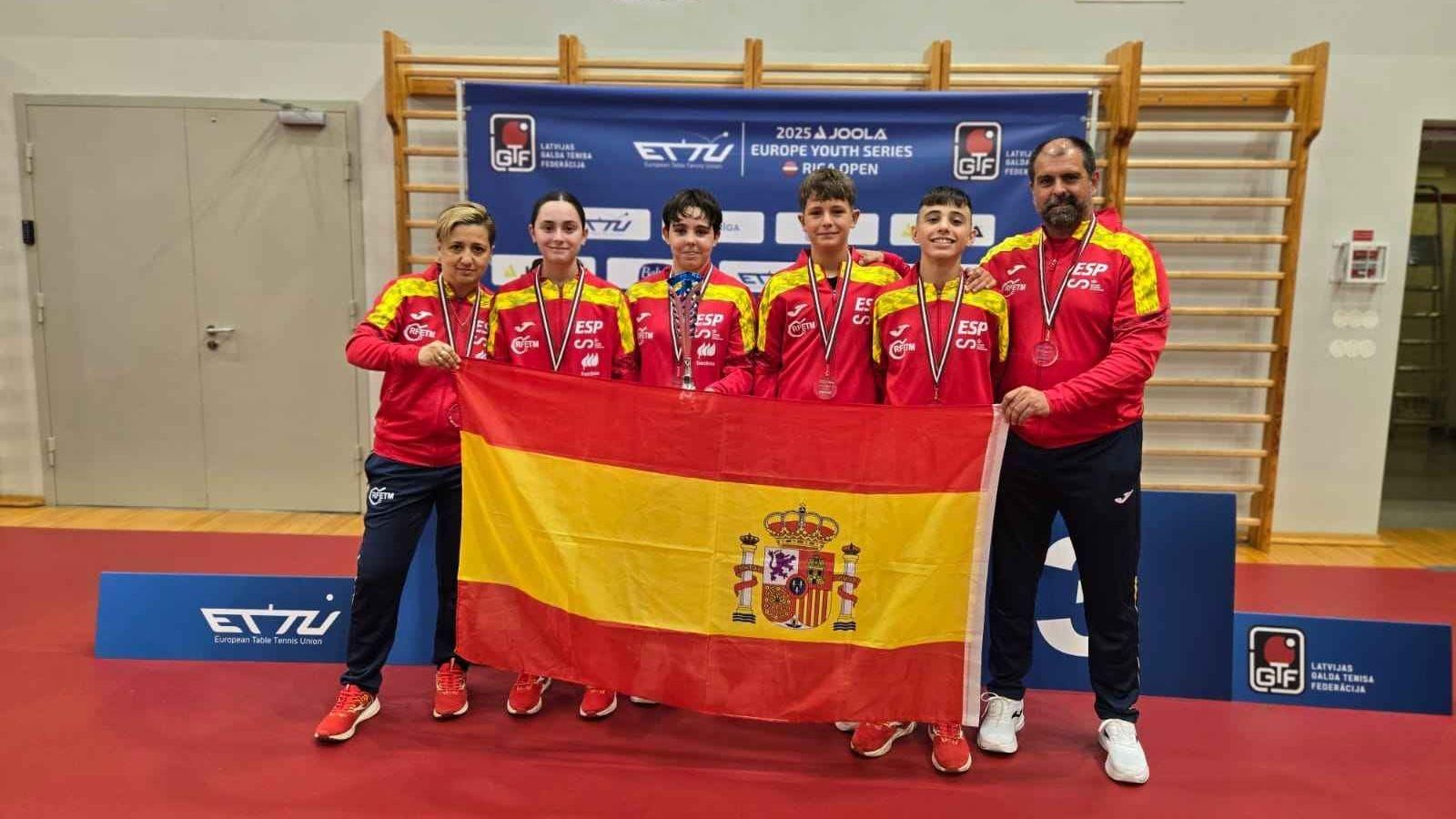 La selección española con Javier Galán y Javier Galán Jr., en el Riga Open de las Europe Youth Series 2025.