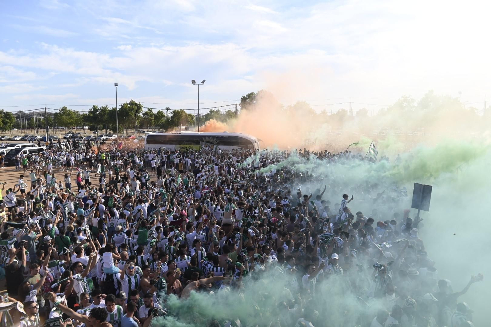 Las mejores imágenes del espectacular recibimiento a los jugadores del Córdoba CF antes de la final por el ascenso