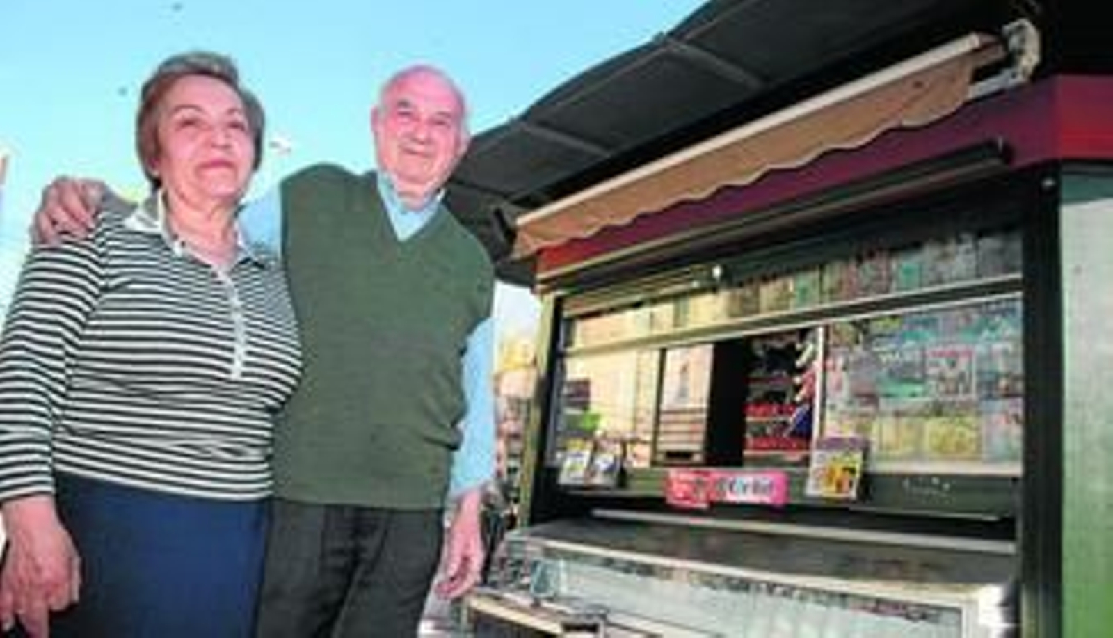 Nazario y Carolina en el que hasta ayer fue su quiosco durante casi seis décadas en la avenida Juan Sebastián Elcano.